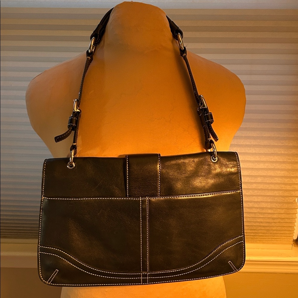 Elegant Black Coach Leather Buckle Shoulder Bag - Picture 2 of 6